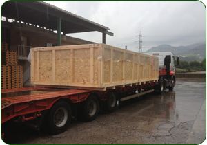 Camión con cajas de maderas